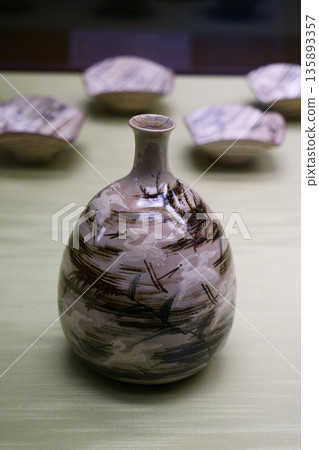 9700　酒瓶，飾以鏽跡斑駁的青花蘆葦和蒼鷺圖案 135893357