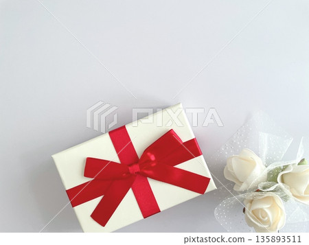 Red ribbon present box and white bouquet 135893511
