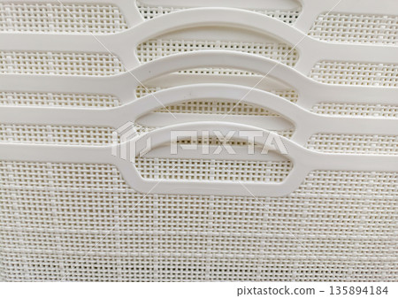 Close Up Texture of White Plastic Woven Pattern Storage Basket with Integrated Handle 135894184