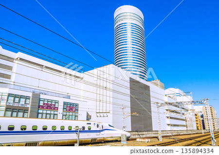 日本橫濱的城市景觀正在快速發展。入境旅遊持續成長…新幹線和橫濱王子飯店的景色盡收眼底。 135894334