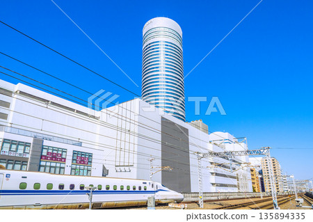 日本橫濱城市景觀。入境旅遊持續成長…新幹線和橫濱王子飯店的景色盡收眼底。新時代的曙光。 135894335