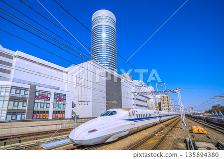 日本橫濱的城市景觀持續吸引入境遊客…陽光照耀下，新幹線和橫濱王子酒店閃閃發光。一線希望… 135894380