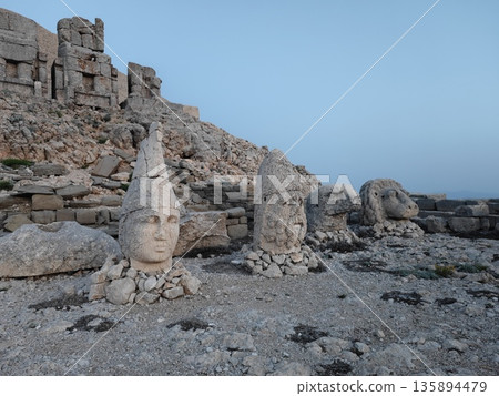 Stone statues at Mount Nemrut, an ancient ruin in eastern Türkiye 135894479