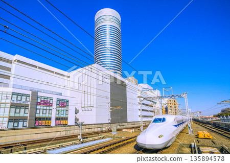 日本橫濱城市景觀：入境旅遊持續發展…新幹線和橫濱王子酒店的景色盡收眼底。邁向美好未來。 135894578