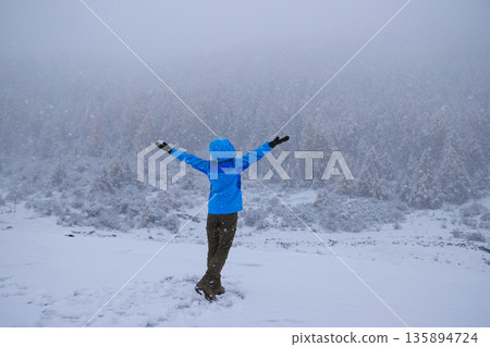 Asian woman enjoy the beautiful snowing landscape 135894724