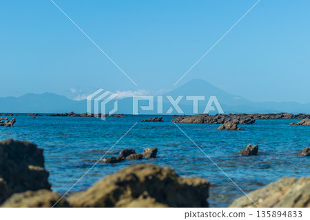 A distant view of Sagami Bay and Mount Fuji from Araki Coast, Yokosuka City, Kanagawa Prefecture 135894833