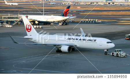 日航波音767客機在羽田機場被拖走 135894950