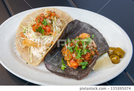 魚肉玉米餅和蝦肉玉米餅——墨西哥玉米餅拼盤圖片 135895074