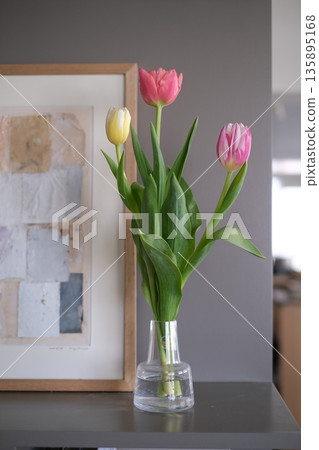 Tulips in a vase 135895168