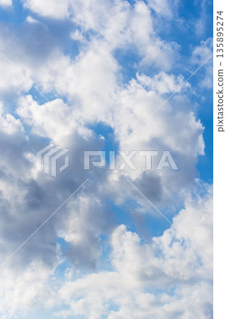 初冬天空：藍天與蓬鬆雲朵的特寫 86 135895274