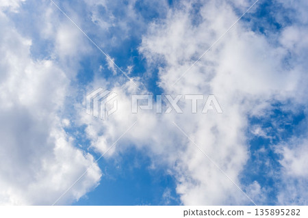 初冬天空：藍天與蓬鬆雲朵的特寫 96 135895282