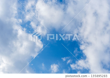 初冬天空：藍天與蓬鬆雲朵的特寫 97 135895283