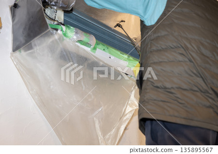 Cleaning the air conditioner with a high-pressure washer 135895567