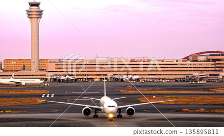 黃昏時分的羽田機場和日本航空波音767客機 135895811