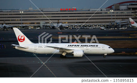 日航空客飛機夜間飛越羽田機場 135895815
