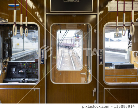 從車廂內看到的列車駕駛室 從車廂內看到的列車駕駛室 135895914