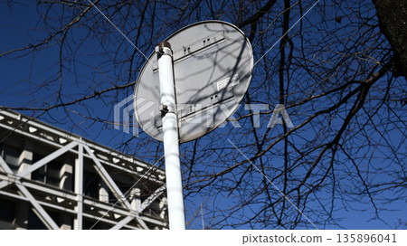 在交通標誌後面 135896041