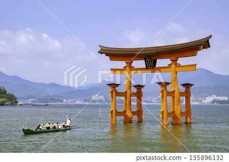 The large torii gate of Itsukushima Shrine, one of the Three Most Scenic Spots of Japan (Miyajimacho, Hatsukaichi City, Hiroshima Prefecture) 135896132