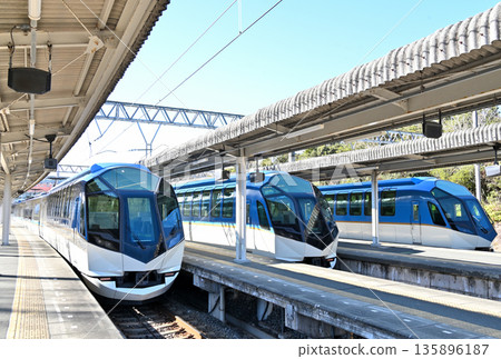 三列近鐵觀光特快「島風號」列車停靠在樫小島站。 三列近鐵觀光特快「島風號」列車停靠在樫小島站。 135896187