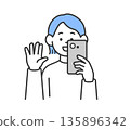 向量圖，描繪了一位女士用智慧型手機拍照的場景。 135896342