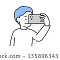 向量圖，描繪一名男子用智慧型手機拍照的場景 135896343