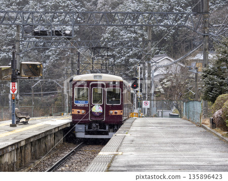 冬季，7200系列車駛入鼻瀨電氣鐵道妙軒線妙軒口站。 135896423