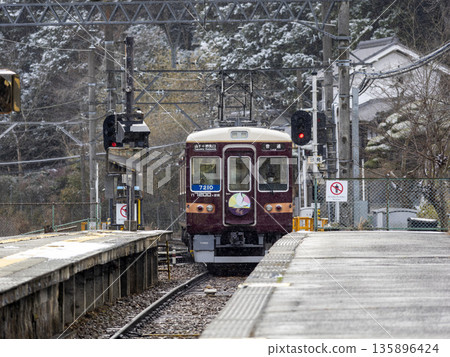 冬季，7200系列車駛入鼻瀨電氣鐵道妙軒線妙軒口站。 135896424