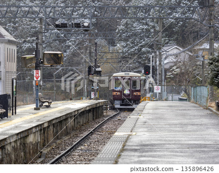 冬季,7200系列車駛入鼻瀨電氣鐵道妙軒線妙軒口站。 冬季,7200系列車駛入鼻瀨電氣鐵道妙軒線妙軒口站。 135896426