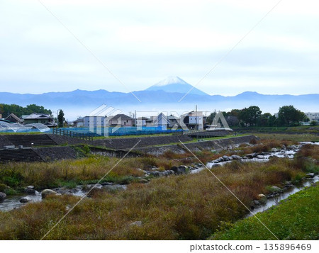 A fantastic sea of clouds and Mt. Fuji 135896469