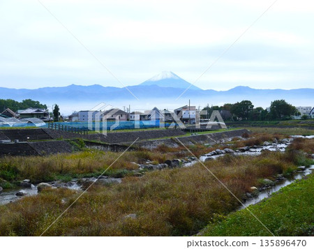 Mt. Fuji floating in the sea of clouds Mt. Fuji floating in the sea of clouds 135896470