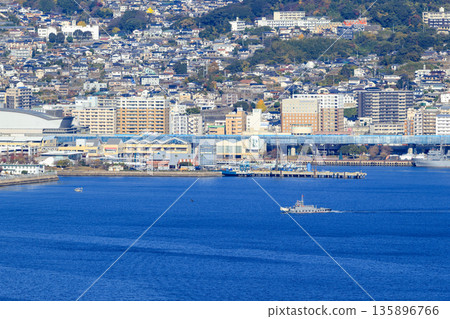 從天海峰展望台眺望佐世保灣對岸的城市景色 135896766