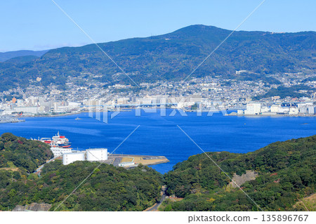 從天海峰展望台眺望佐世保灣對岸的城市景色 135896767