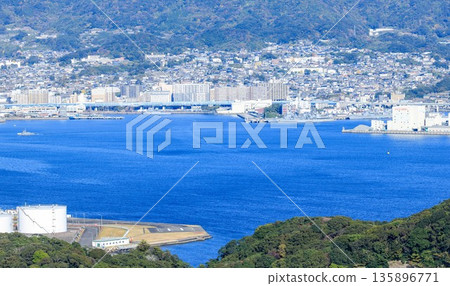 從天海峰展望台眺望佐世保灣對岸的城市景色 135896771