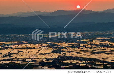 夕陽下,金色的稻田閃閃發光 夕陽下,金色的稻田閃閃發光 135896777