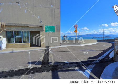 The elevator leading to Iwakurojima IC on the Setouchi Ohashi Bridge and the entrance to the loop bridge (Sakaide City, Kagawa Prefecture) 135896845