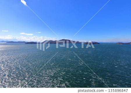 從岩黑島巴士站（笠島傳統建築保護區一側）看到的志和久群島主島 135896847