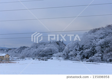 白雪皚皚的里山住宅區與摩托車通勤:冬季鄉村生活 白雪皚皚的里山住宅區與摩托車通勤:冬季鄉村生活 135896958