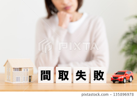 一位中年婦女擔心一棟戶型不良的公寓大樓。 135896978