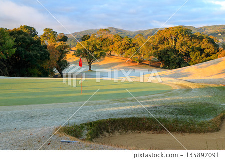 在九州長崎海洋宮高爾夫俱樂部，一個寒冷的早晨，比賽正式開始。 135897091