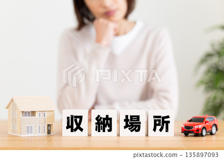 一位中年婦女擔心儲物空間不足 135897093