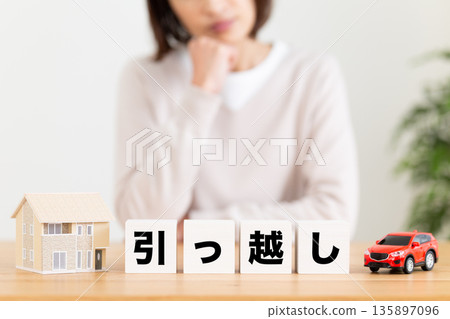 一位中年婦女擔心搬家積木 一位中年婦女擔心搬家積木 135897096
