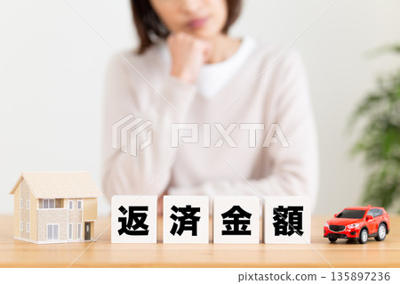 一位中年婦女擔心一筆還款款項被凍結。 一位中年婦女擔心一筆還款款項被凍結。 135897236