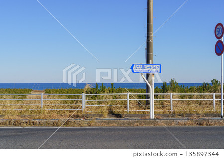 [Ichinomiya Town, Chosei District, Chiba Prefecture] Kujukuri Beach Line sign and the Pacific Ocean horizon 135897344