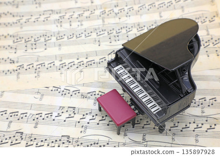 樂譜和一架迷你三角鋼琴 樂譜和一架迷你三角鋼琴 135897928