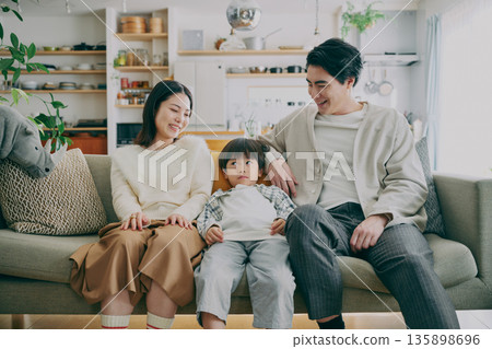 一個家庭在客廳放鬆 一個家庭在客廳放鬆 135898696