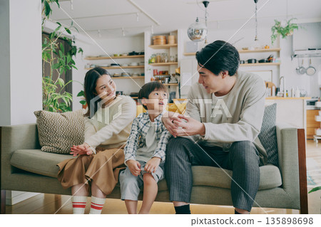 一個家庭在客廳放鬆 135898698