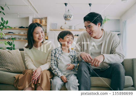 一個家庭在客廳放鬆 135898699