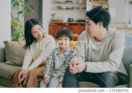 一個家庭在客廳放鬆 135898701