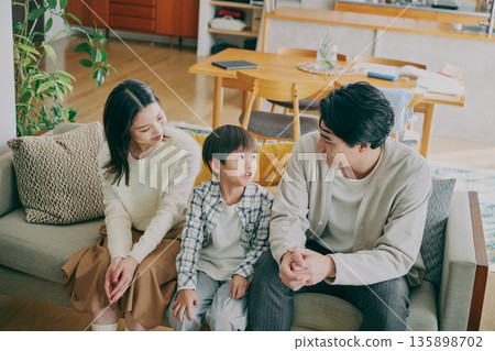 一個家庭在客廳放鬆 135898702