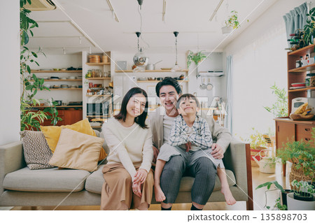 一個家庭在客廳放鬆 一個家庭在客廳放鬆 135898703